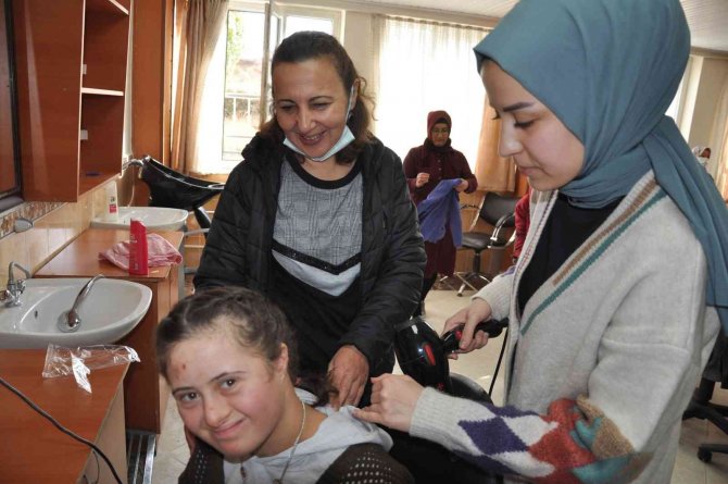 Özel Eğitime Muhtaç Öğrencilere Saç Bakımı Desteği