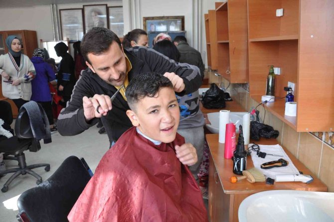 Özel Eğitime Muhtaç Öğrencilere Saç Bakımı Desteği