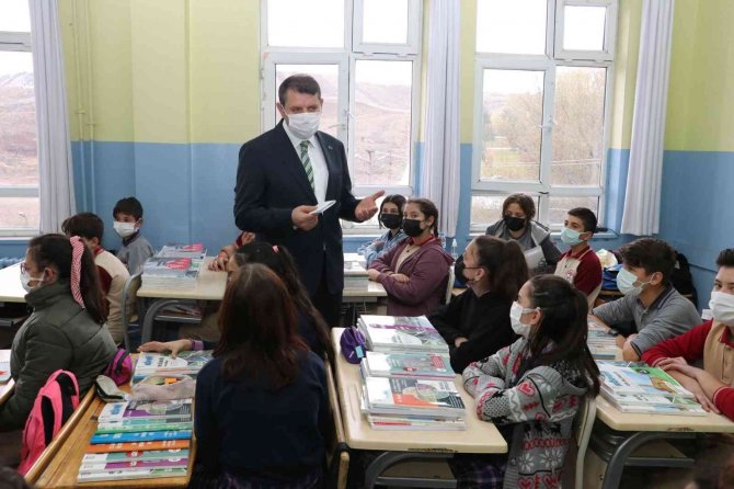 Sivas’ta Öğrencilere Kaynak Kitap Dağıtıldı