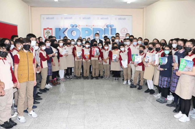 Sivas’ta Öğrencilere Kaynak Kitap Dağıtıldı