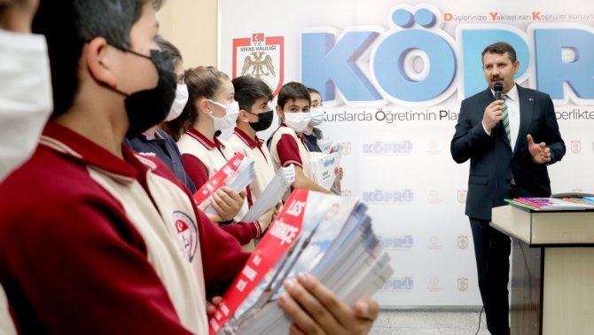 Sivas’ta Öğrencilere Kaynak Kitap Dağıtıldı
