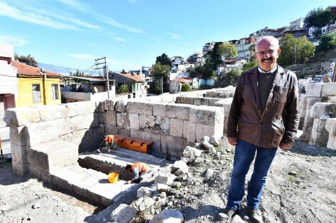 İ̇zmir’de Heyecanlandıran Buluntu: Antik Tiyatro Kulisinde İlk Antik Tuvalet