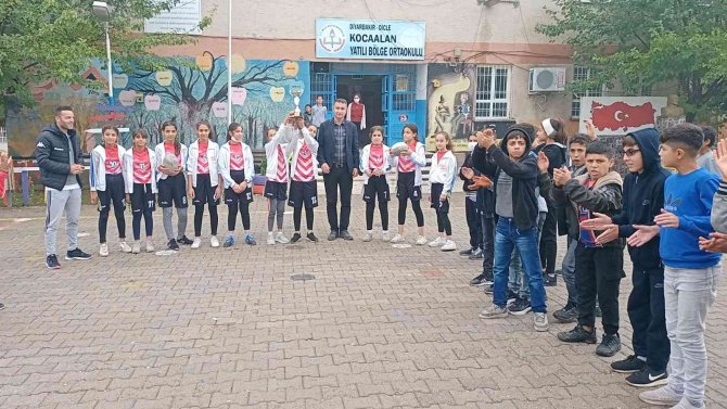 Tag Ragbi’de Türkiye 2’ncisi Olan Dicle Yi̇bo Kız Takımı, Bu Sene 1’nci Olmak İçin Çalışıyor