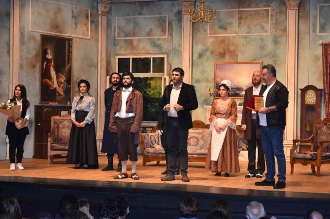 Tarsus Şehir Tiyatrosu, ’Çehov Vodvil’ Oyunuyla Festivalde Tam Not Aldı