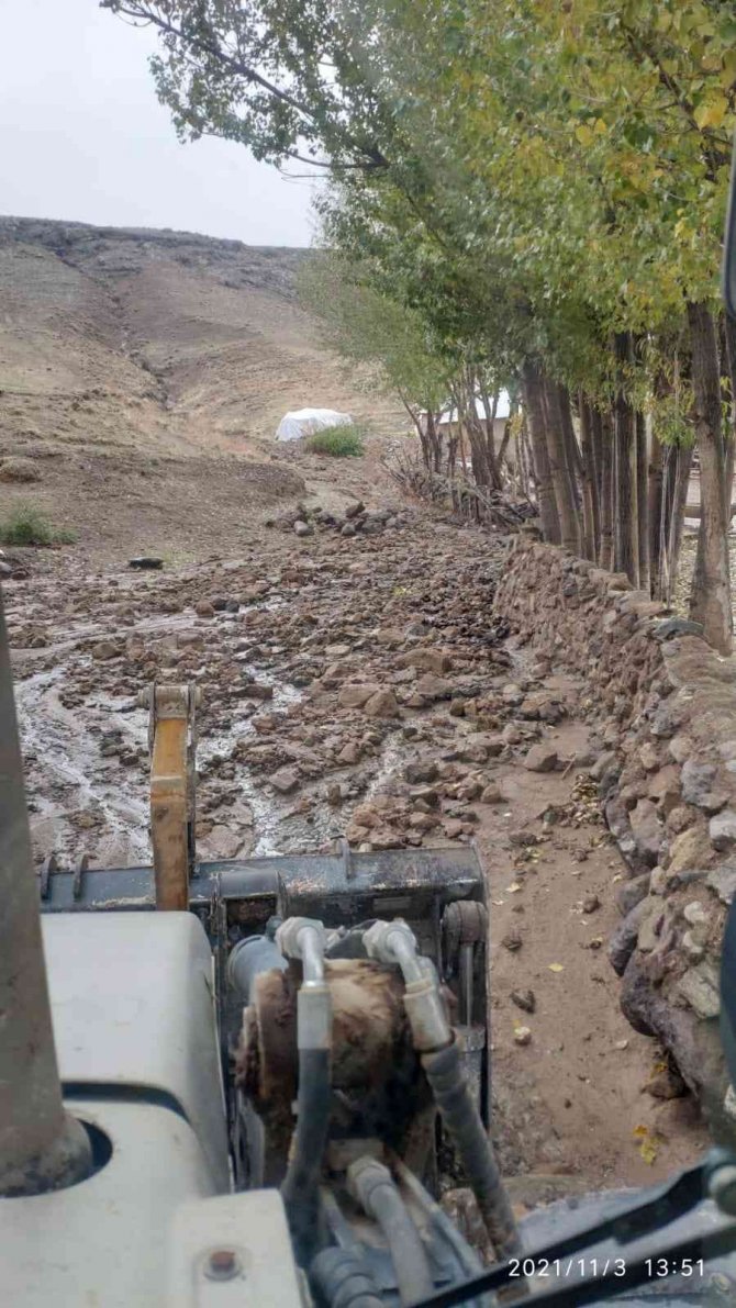 Yağmur Erciş’te Sele Neden Oldu