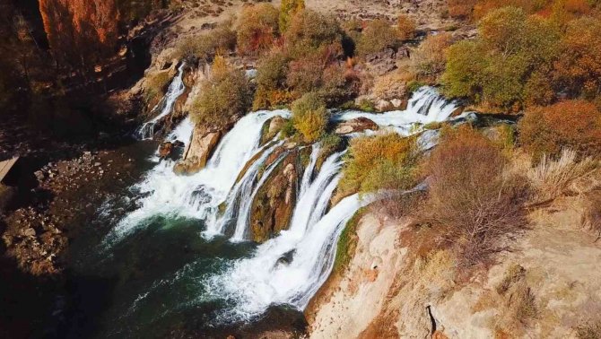 Turistler Muradiye Şelalesi’ne Hayran Kaldı