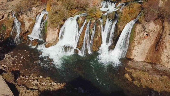 Turistler Muradiye Şelalesi’ne Hayran Kaldı