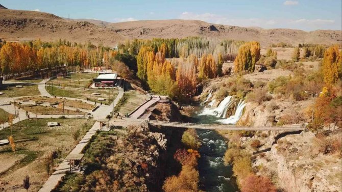Turistler Muradiye Şelalesi’ne Hayran Kaldı