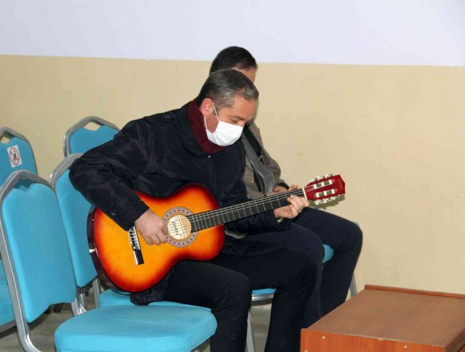 Ağrı Milli Eğitim Müdürü Kökrek, Enstrüman Kurslarını Ziyaret Etti