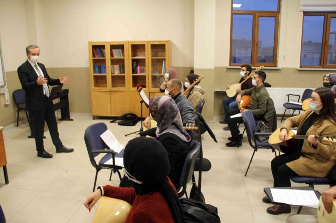 Ağrı Milli Eğitim Müdürü Kökrek, Enstrüman Kurslarını Ziyaret Etti