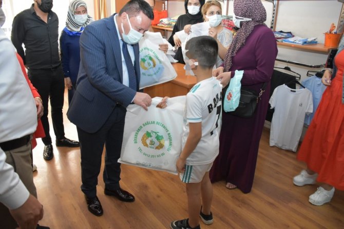 Bağlar Belediyesi Bedenleri Giydirdi, Yürekleri Isıttı