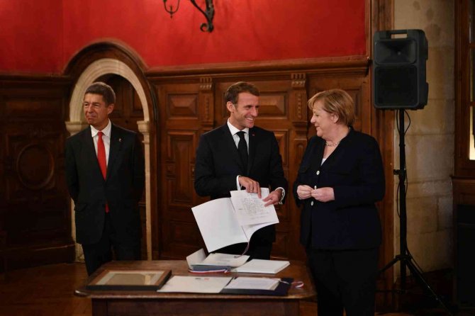 Fransa Cumhurbaşkanı Macron’dan Merkel’e Onur Nişanı