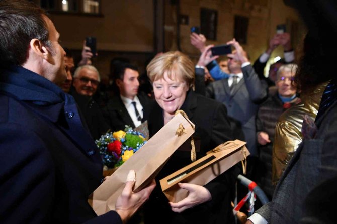 Fransa Cumhurbaşkanı Macron’dan Merkel’e Onur Nişanı
