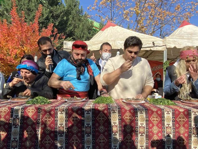 Başkent’te Hamsi Yeme Yarışması Renkli Görüntüler Oluşturdu