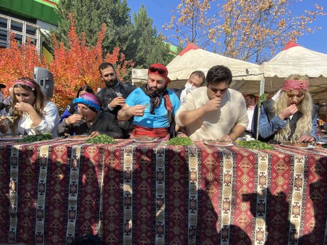 Başkent’te Hamsi Yeme Yarışması Renkli Görüntüler Oluşturdu