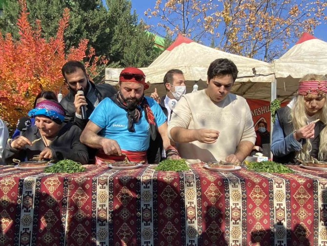 Başkent’te Hamsi Yeme Yarışması Renkli Görüntüler Oluşturdu