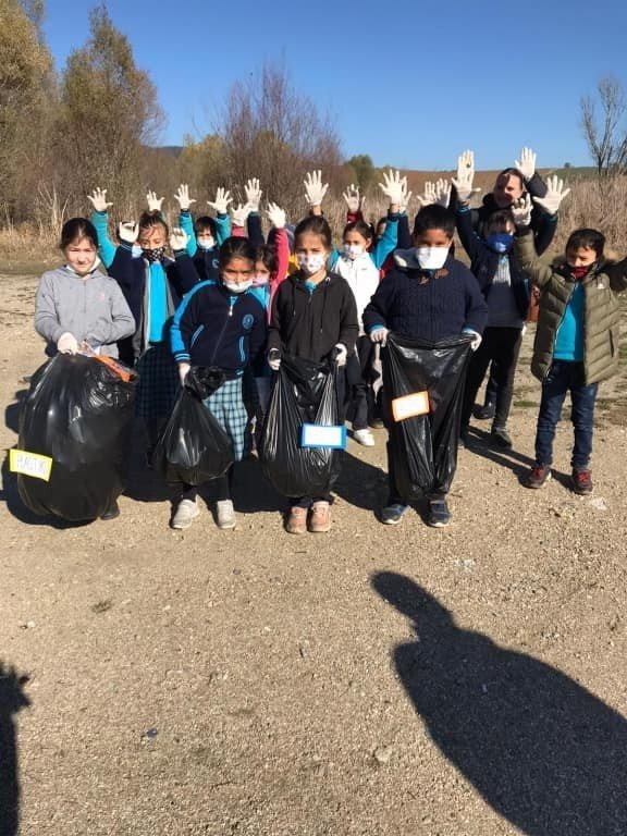 Kastamonu’da Öğrenciler Gölet Çevresinde Çöp Topladı