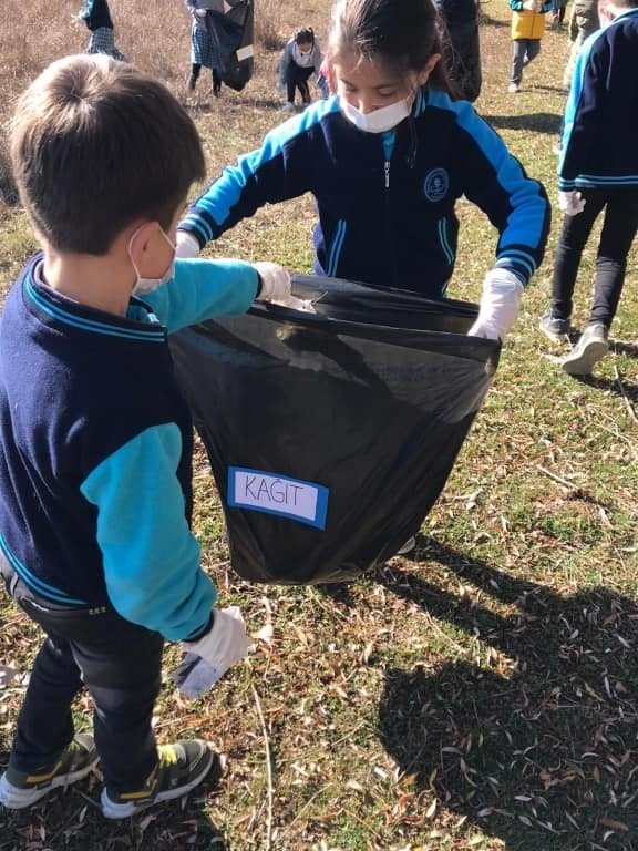Kastamonu’da Öğrenciler Gölet Çevresinde Çöp Topladı