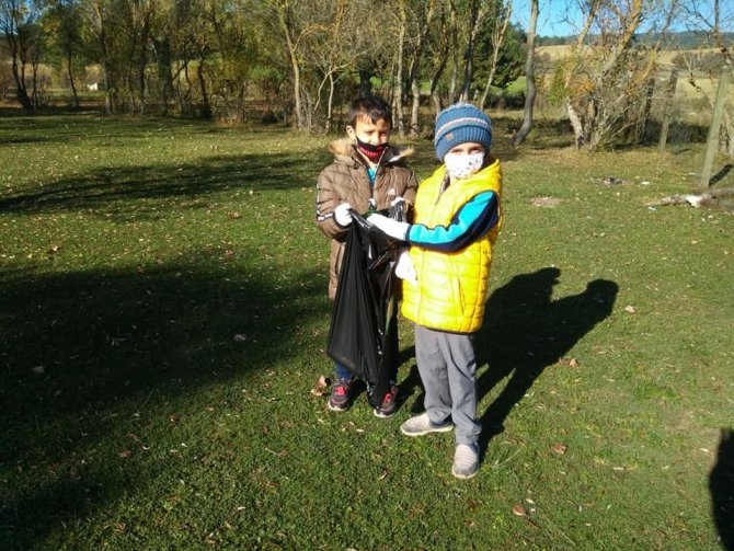 Kastamonu’da Öğrenciler Gölet Çevresinde Çöp Topladı