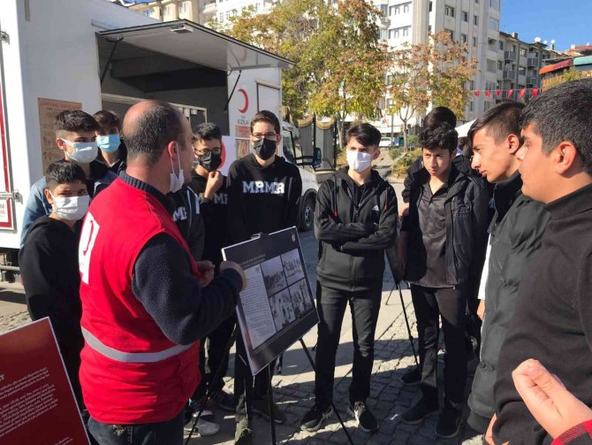 Elazığ’da ’Kızılay Sokağı’ Ve Fotoğraf Sergisi Açıldı