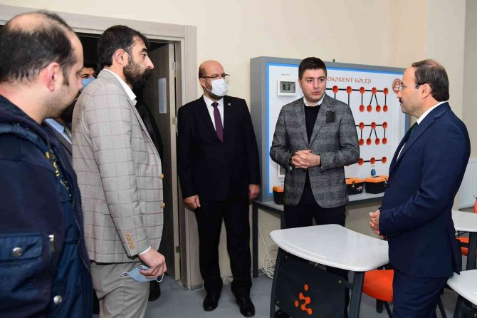Etü Kapılarını Onlar İçin Açtı