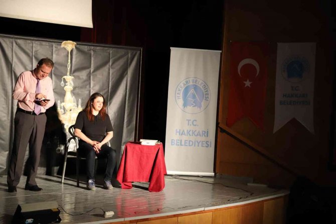 Hakkari’de ‘Pembe Aslında Siyahtır’ Oyununa Büyük İlgi