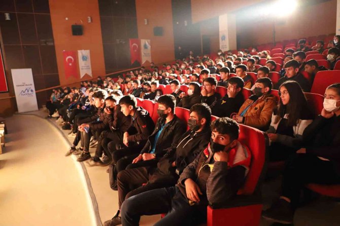 Hakkari’de ‘Pembe Aslında Siyahtır’ Oyununa Büyük İlgi
