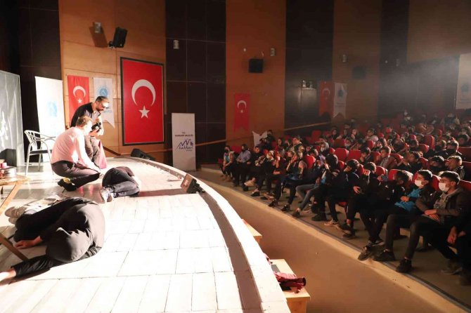 Hakkari’de ‘Pembe Aslında Siyahtır’ Oyununa Büyük İlgi