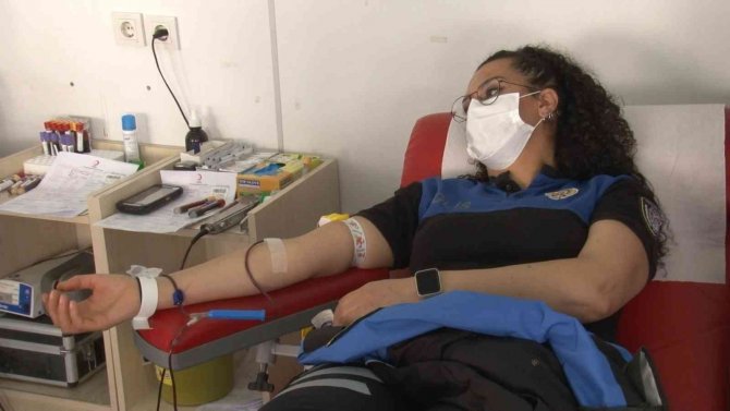 Üsküdar’da Polis Ekiplerinden Kızılay’a Kan Bağışı