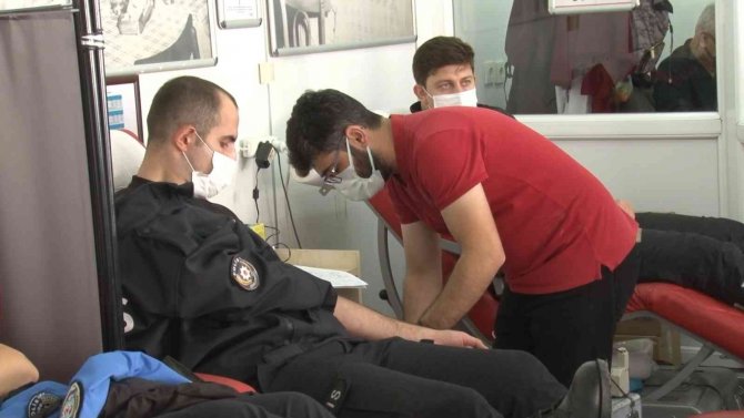 Üsküdar’da Polis Ekiplerinden Kızılay’a Kan Bağışı