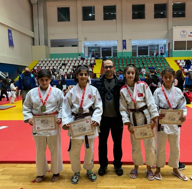 Vanlı Judocular Uluslararası Cumhuriyet Judo Turnuvasında 9 Madalya Kazandı
