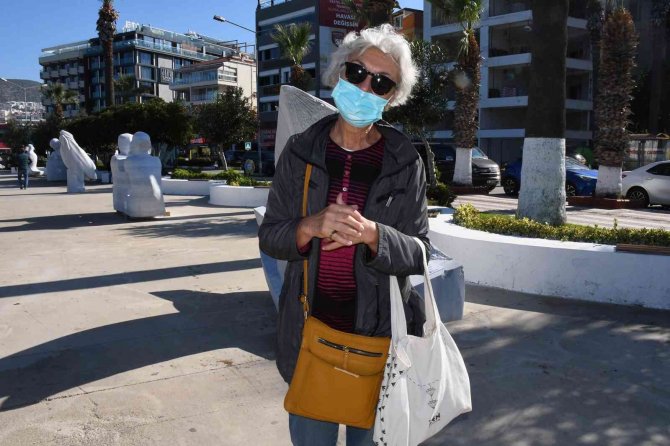 Kuşadası Sahili Sanata Ev Sahipliği Yapıyor