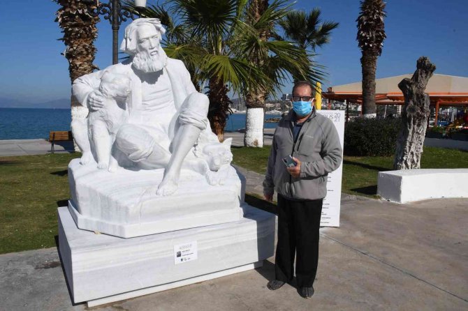 Kuşadası Sahili Sanata Ev Sahipliği Yapıyor
