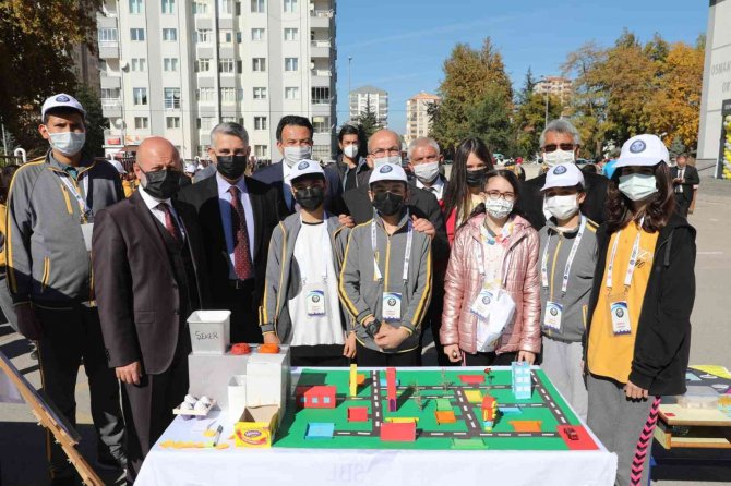 Öğrenciler Projelerini Bilim Fuarı’nda Sergiledi