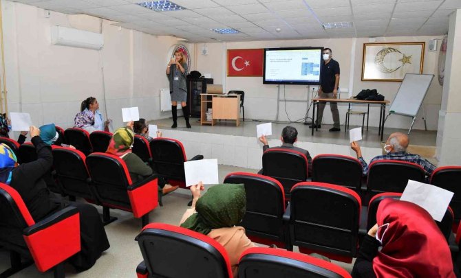 Osmaniye’de “İ̇nternetin Bilinçli Kullanımı” Semineri