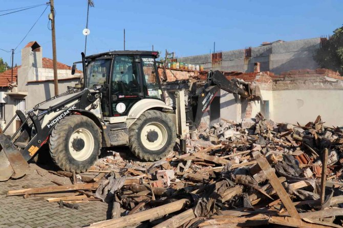 Turgutlu Belediyesi Ekipleri Çalışmalarına Aralıksız Devam Ediyor