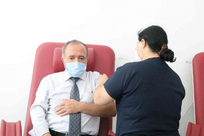 Rektörden Koronavirüse Karşı Aşı Çağrısı