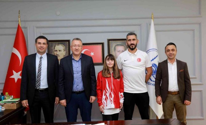 Başarılı Sporcular Madalyaları İle Başkan Işıksu’yu Ziyaret Ettiler