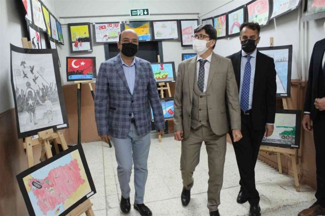 Öğrencilerden 15 Temmuz Demokrasi Ve Milli Birlik Günü Resim Sergisi