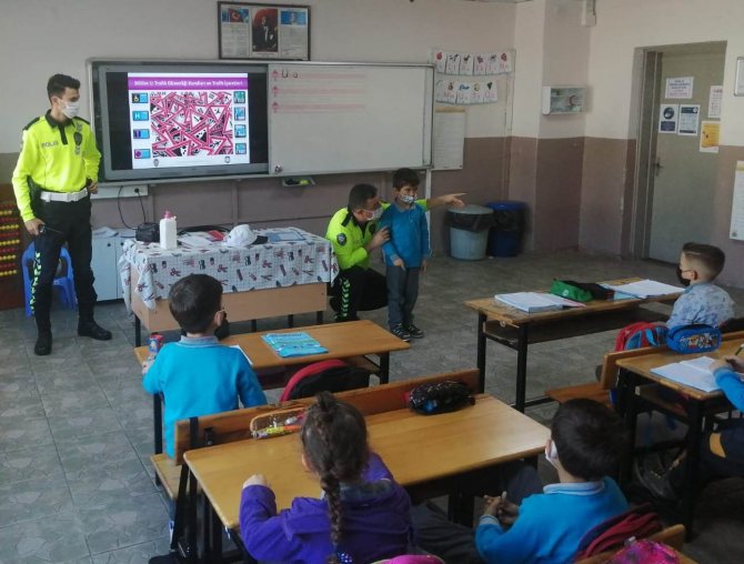 Öğrencilere Trafik Eğitimi Verildi