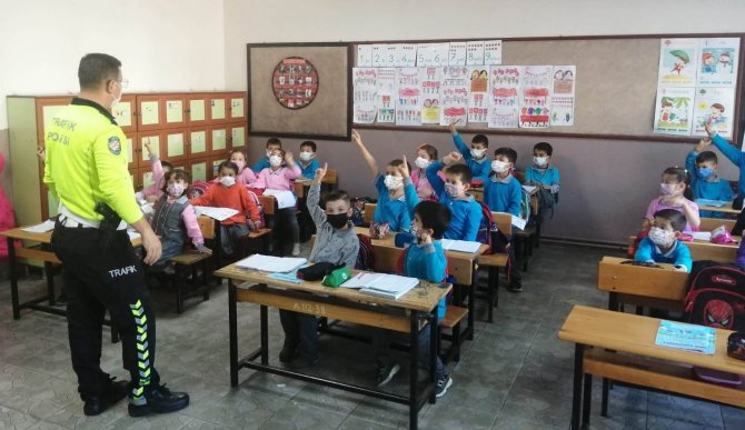 Öğrencilere Trafik Eğitimi Verildi