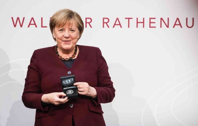 Merkel’e Walther Rathenau Ödülü Verildi