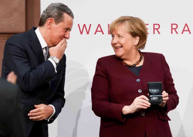 Merkel’e Walther Rathenau Ödülü Verildi