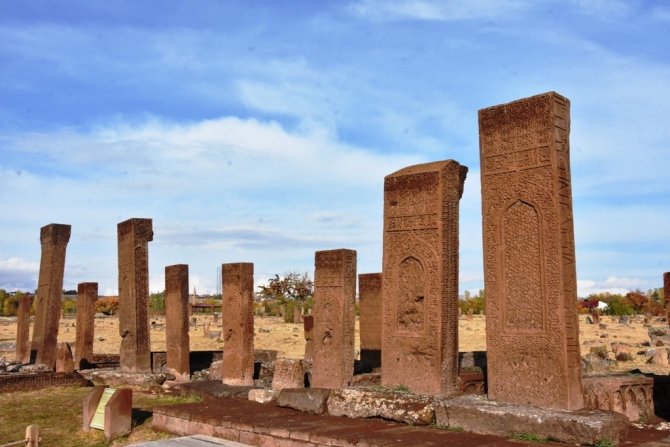 Likenleri Temizlenen Selçuklu Mezarlığındaki Taşlar Tarihe Işık Tutuyor