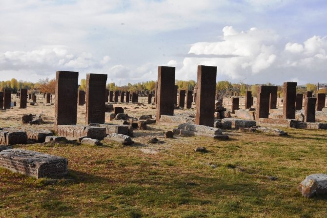 Likenleri Temizlenen Selçuklu Mezarlığındaki Taşlar Tarihe Işık Tutuyor