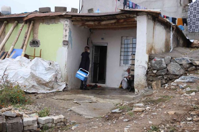 Sağlık Çalışanları Kapı Kapı Dolaşarak Aşı Çalışmalarını Sürdürüyor