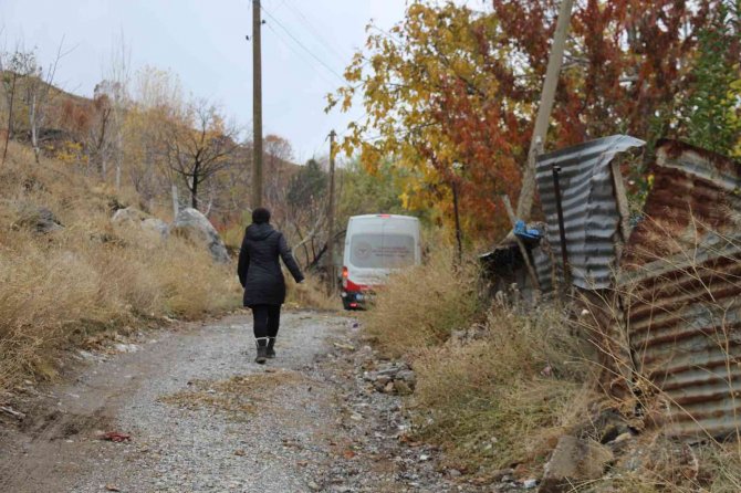 Sağlık Çalışanları Kapı Kapı Dolaşarak Aşı Çalışmalarını Sürdürüyor