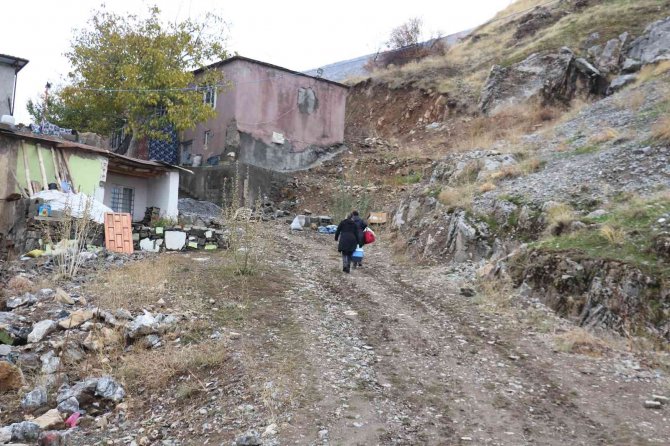 Sağlık Çalışanları Kapı Kapı Dolaşarak Aşı Çalışmalarını Sürdürüyor