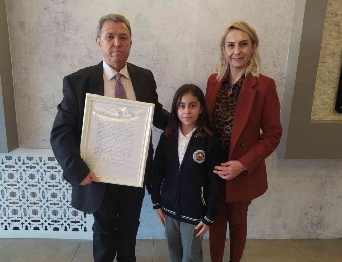 Okuduğu Okulu Yaptıran İş Adamına Mektup Yazdı, Tablet Kazandı