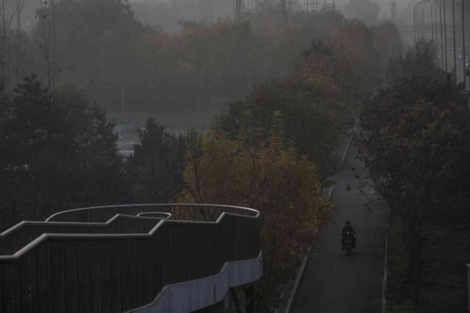 Çin’de Artan Hava Kirliliği Otoyol Ve Oyun Alanlarını Kapattırdı